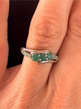 ✨NWT-Natural Green Emerald Stone Trio with Accents Sz7✨
